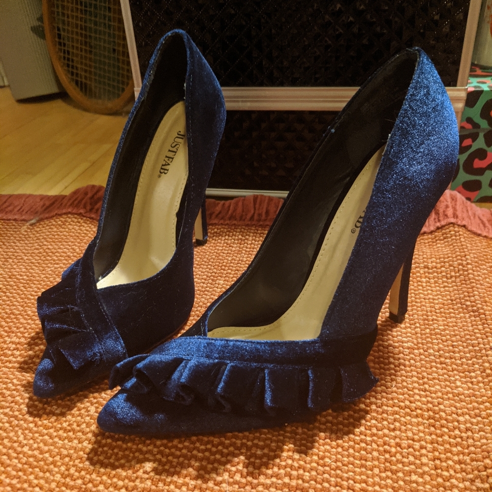 Blue velvet ruffle stiletto heels!!!💙🦚💙